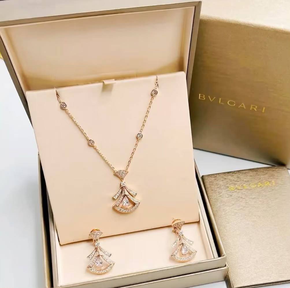 BVLGARI ❤️🔥*
Necklace 💥
Earring
Master quality 💯
With normal boxes 🗃️
85 dhs✅
With master box 📦
140 dhs✅
Zain216
♥️♥️♥️