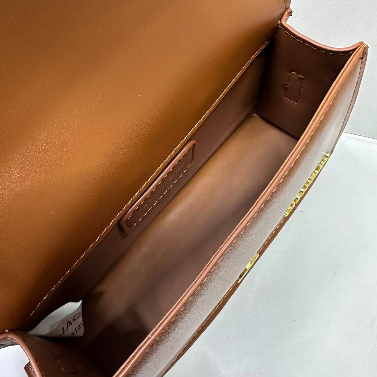 JACQUEMUS 
BIG SIZE NEW CAME GOOD QUALITY 
WITH BOX 
🎁🎁🎁
110 dhs🪙
SIZE: 24CM
Zain39
♥️♥️♥️