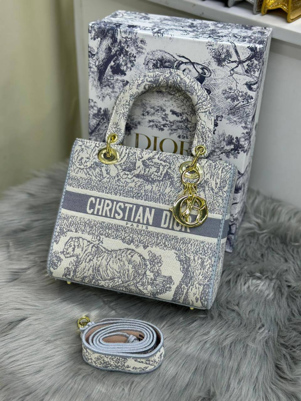 Dior
with box
🎁🎁🎁
120 dhs✅
Zain224
♥️♥️♥️