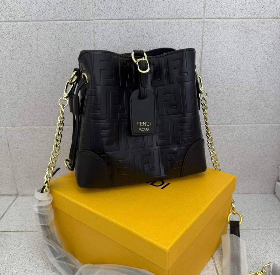 Bucket bag
100 dhs✅
with box
🎁🎁🎁
size 20×12×19cm
Zain42
♥️♥️♥️