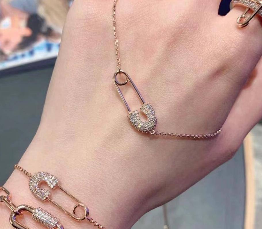 APM SET 🐦🔥*
Necklace ✨
Earring 🪷
Bracelet 🌸
Master quality 💯
With normal boxes 📦
110 dhs🪙💚
With master box 🗃️
130 dhs🪙💚
Zain216
♥️♥️♥️