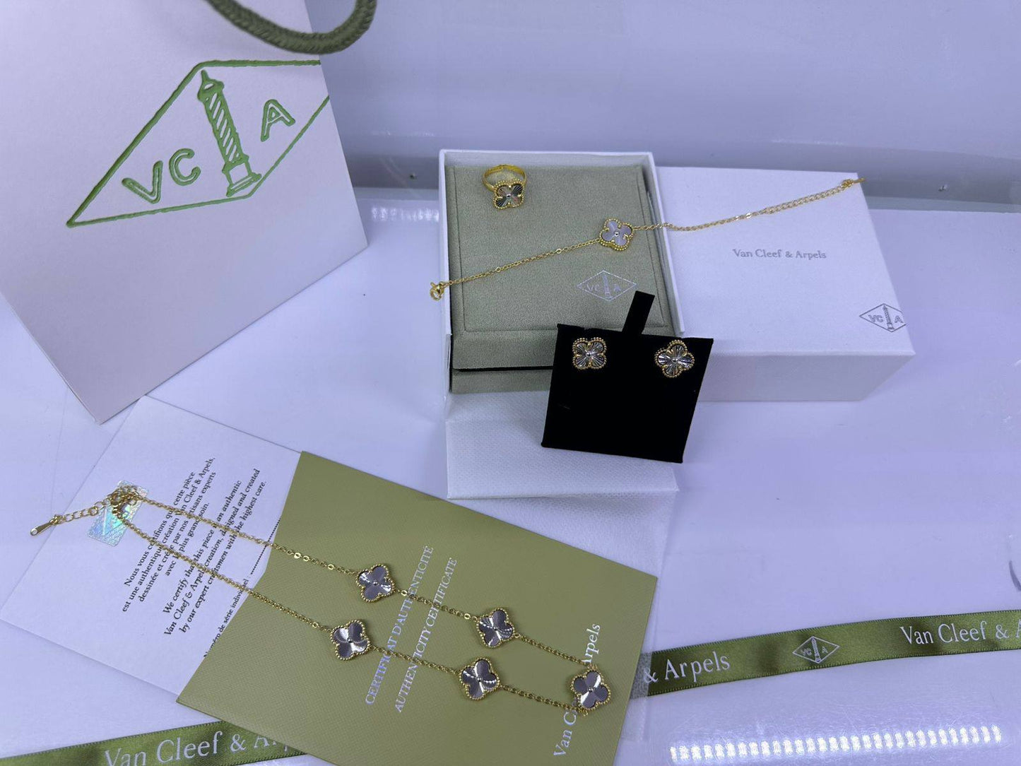 VCA SET❤️🔥*
Stainless steel 💯
Non tarnish 💯
5 flower necklace 🦋
Earring 🌸
Ring 💍 free size
Bracelet 🔥
With normal boxes 🗃️
50 dhs🌺
With Same master box 📦
85 dhs🌺
Zain216
♥️♥️♥️