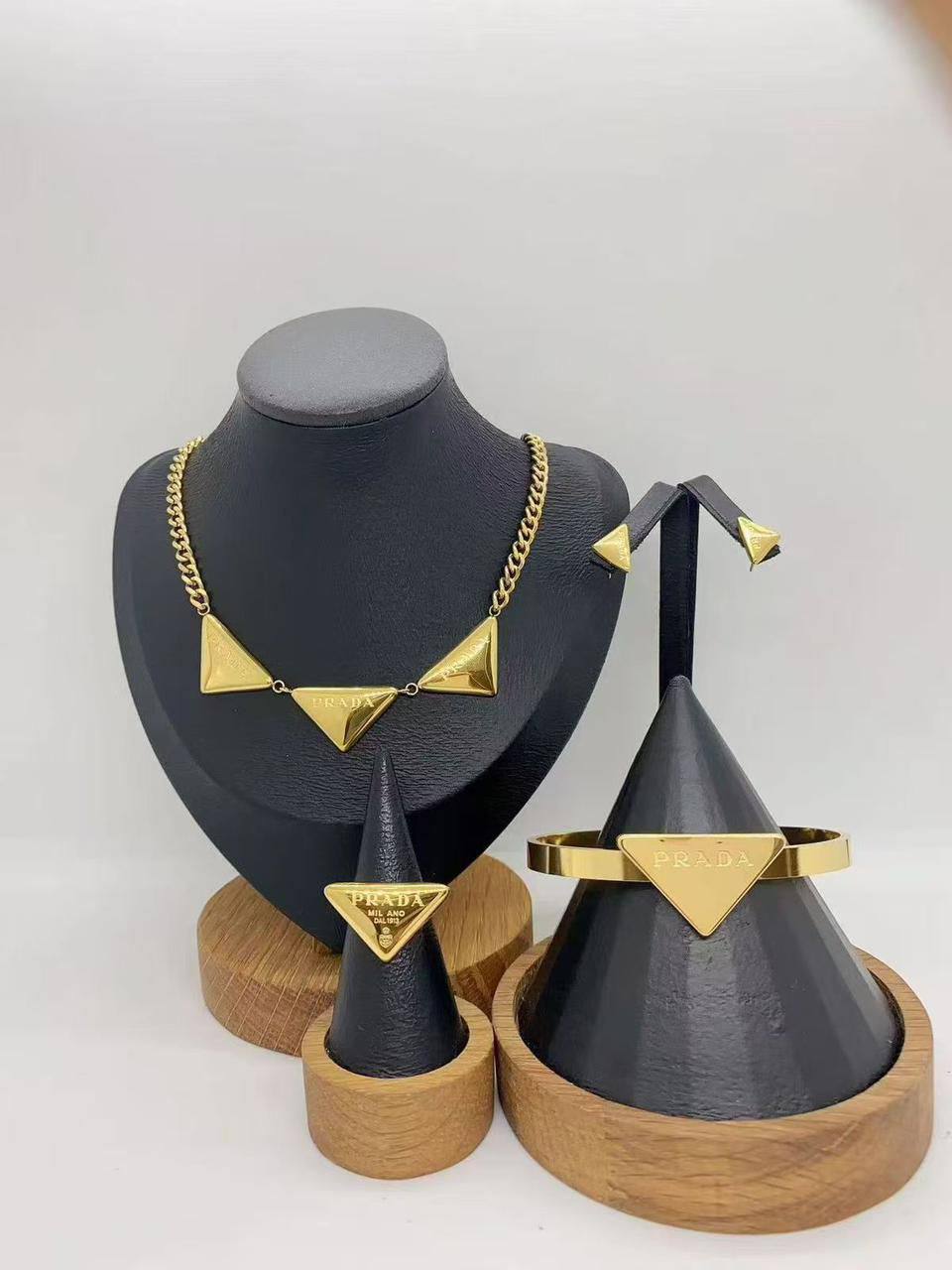 Accessories Set
50 dhs🪙🌨️
Zain45
♥️♥️♥️