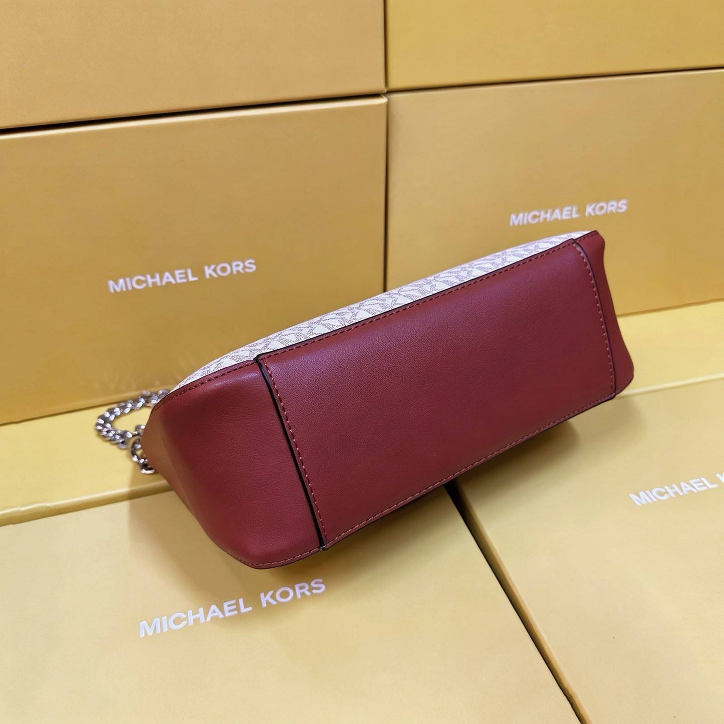MK
GOOD QUALITY
WITH BOX
100 dhs🇦🇪🇦🇪
Zain295
♥️♥️♥️