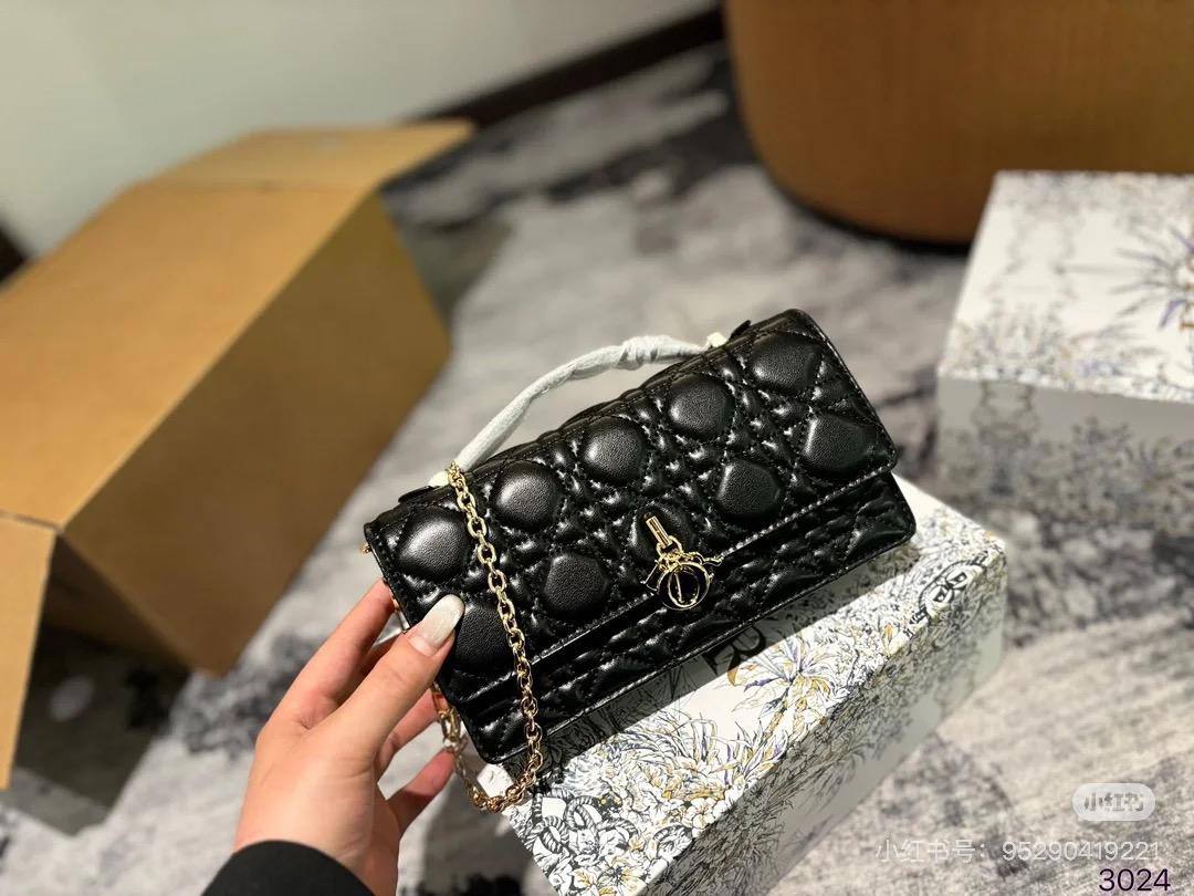 DIOR
GOOD QUALITY 
SIZE:22cm   
95 dhs🪙
withbox  
🎁🎁🎁
Zain04
♥️♥️♥️