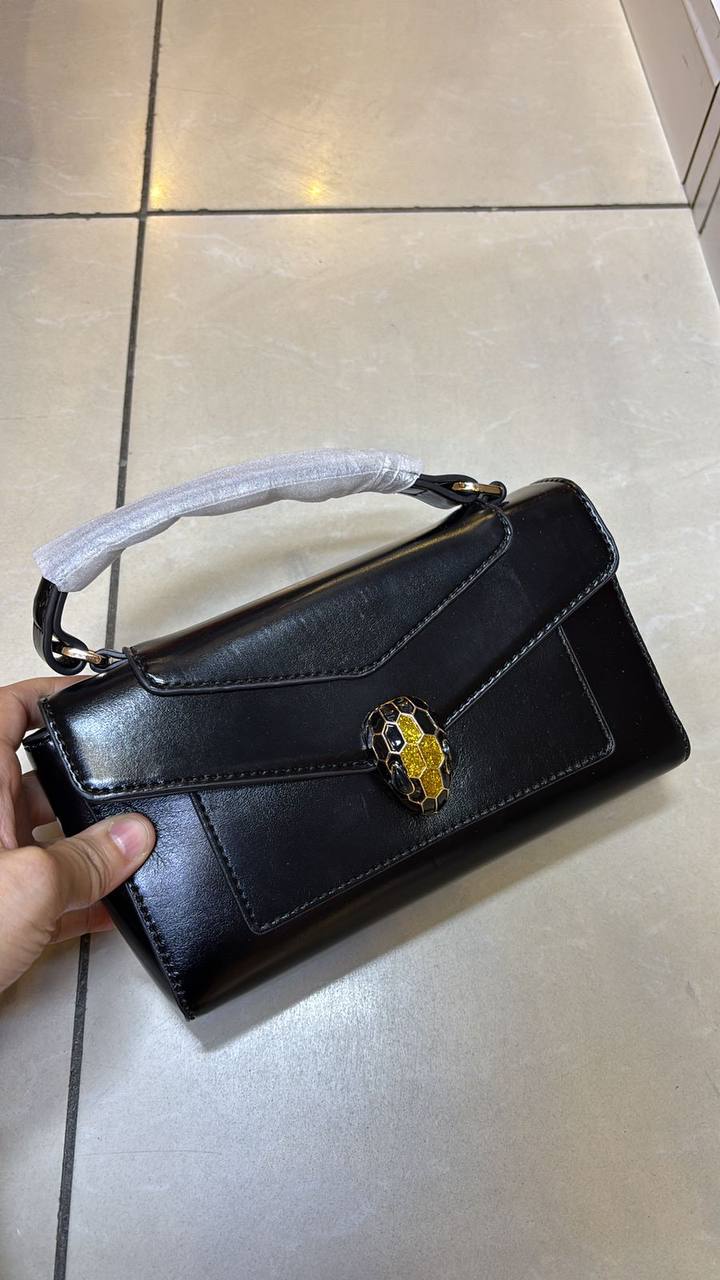 Bvlgari
good quality,
comes with box, 👌👌🎁
size... 21*13 cm
120 dhs🇦🇪
Zain12
♥️♥️♥️