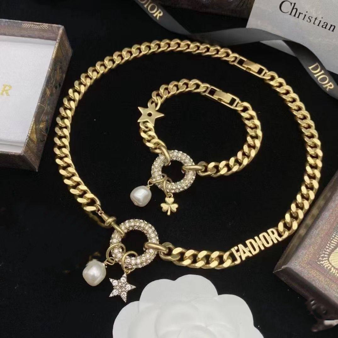 Dior ❤️🔥*
Necklace 🍁
Bracelet 🦋
Master quality 💯
With normal boxes 📦
115 dhs✅
With master box 🗃️
130 dhs✅
Zain216
♥️♥️♥️