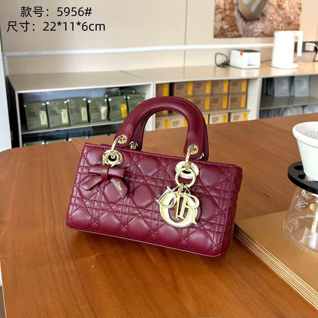 Dior
nice quality
130 dhs✅
withbox
Zain143
♥️♥️♥️