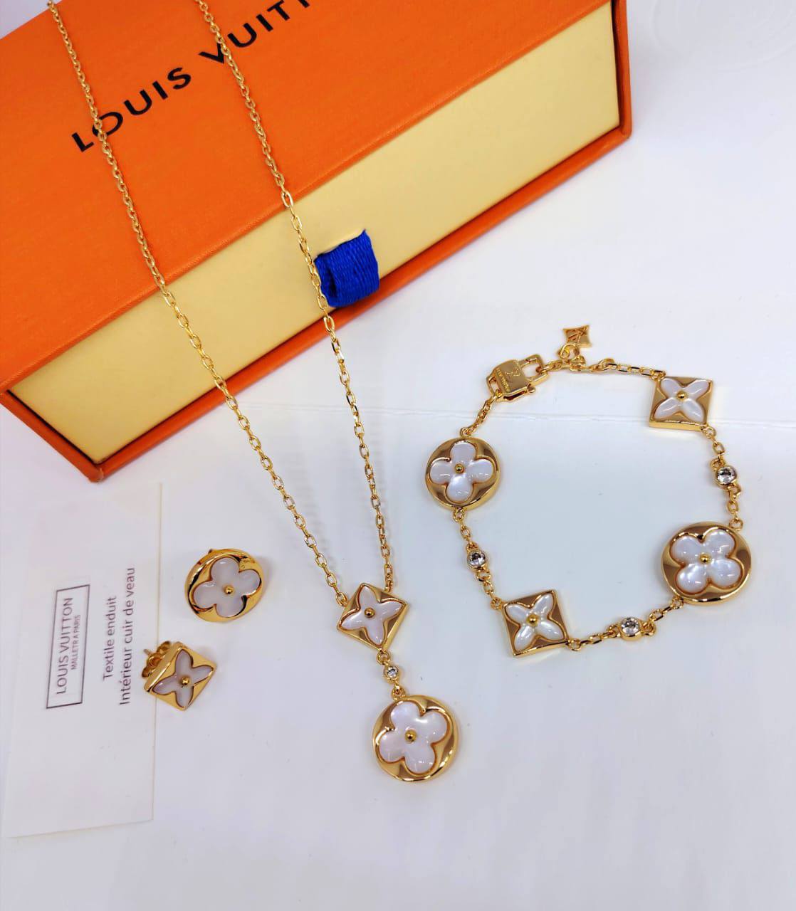 LV set 🦋
Necklace
Earrings
Bracelet
*Master Quality* 💕
*150* AED normal box 📦
Zain48
♥️♥️♥️
