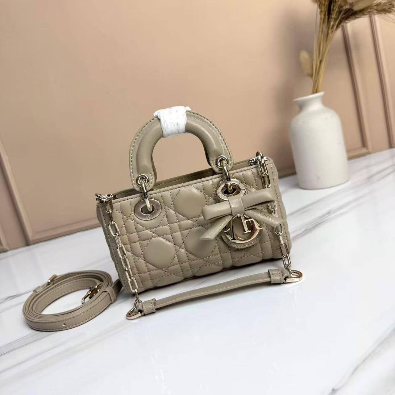 Dior
master💓
300 dhs✅
Zain153
♥️♥️♥️