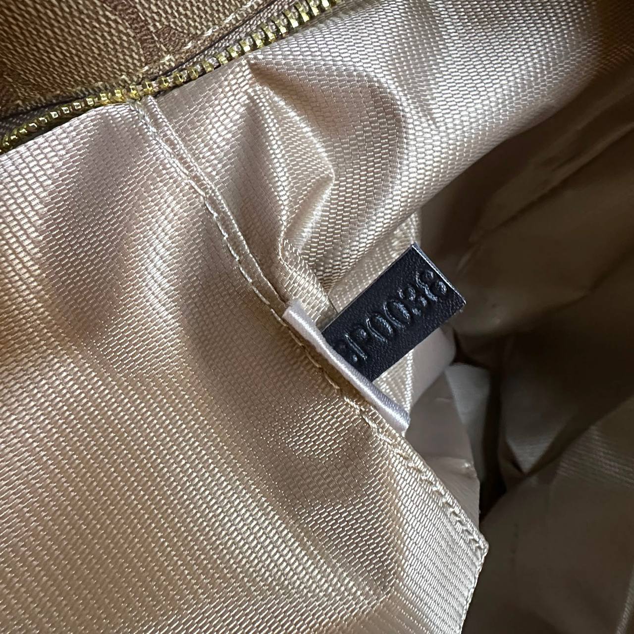 COACH
GOOD QUALITY
WITH BOX
120 dhs🇦🇪🇦🇪
Zain295
♥️♥️♥️