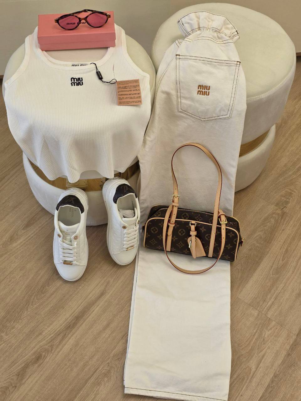Miu jeans 150 dhs
Miu top 55 dhs
Lv bag 95 dhs
Lv shoes 140 dhs
Glasses 65 dhs
Valvet Pretty Shop ✨