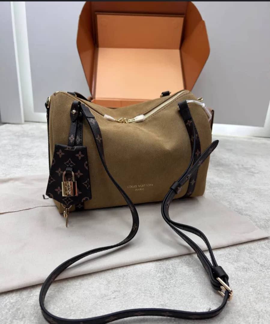 LV
Express PM
Master quality
26 cm
with box
🎁🎁🎁
230 dhs🪙💚
Zain95
♥️♥️♥️
Master