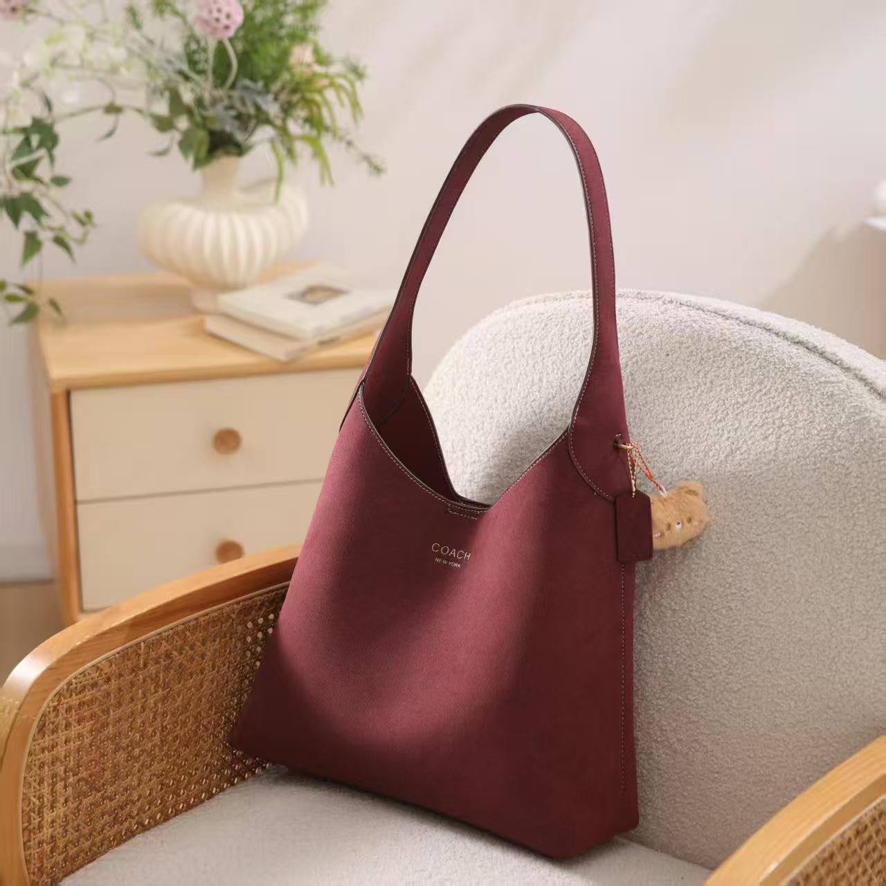 Coach
size:34cm
110 dhs❣️
Zain114
♥️♥️♥️