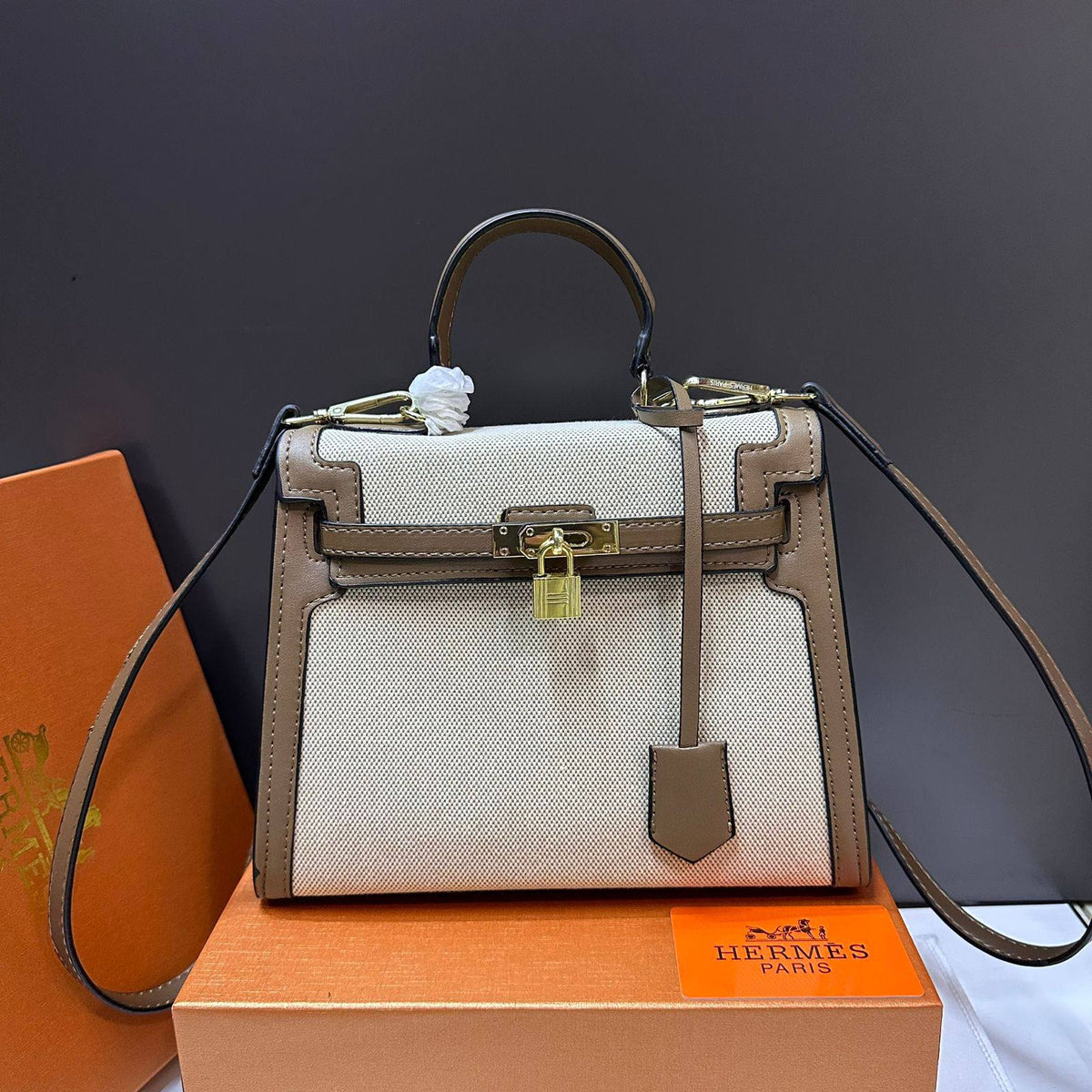 HERMES
NEW CAME
GOOD QUALITY
WITH BOX
100 dhs🇦🇪🇦🇪
Zain39
♥️♥️♥️
