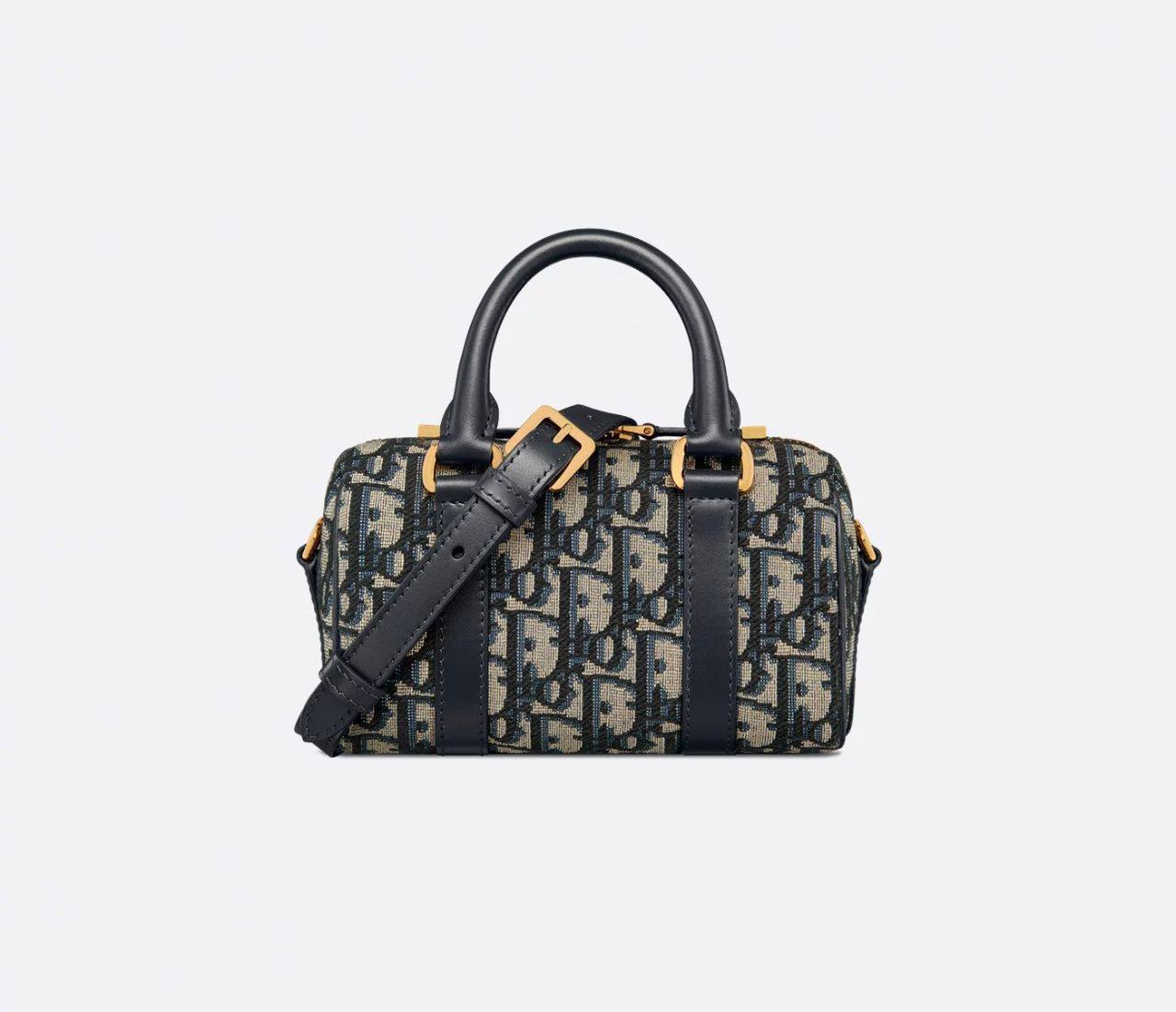 Dior
110 dhs🪙🌨️
size:18CM
Good quality
with box
🎁🎁🎁
Zain35
♥️♥️♥️