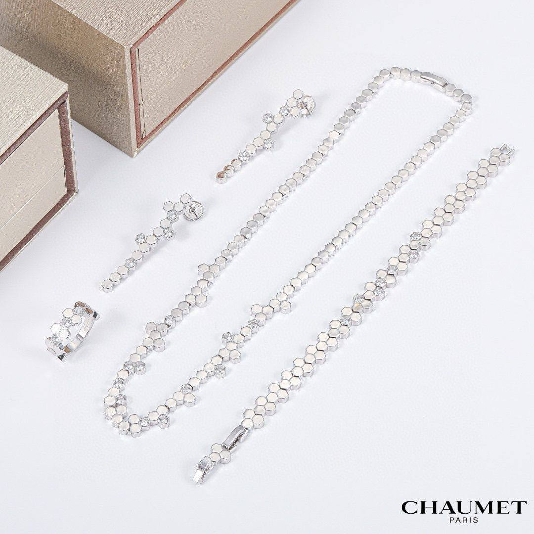CHOUMET SET
NECKLACE BRACELET EARRINGS RING
MASTER✨💫
WITH BOX AND PAPER BAG
260 DHS🇦🇪🇦🇪
Zain89
❣️❣️❣️