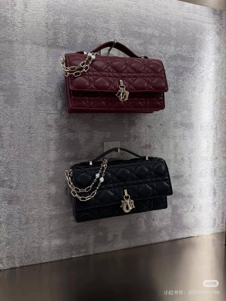 DIOR
GOOD QUALITY 
SIZE:22cm   
95 dhs🪙
withbox  
🎁🎁🎁
Zain04
♥️♥️♥️