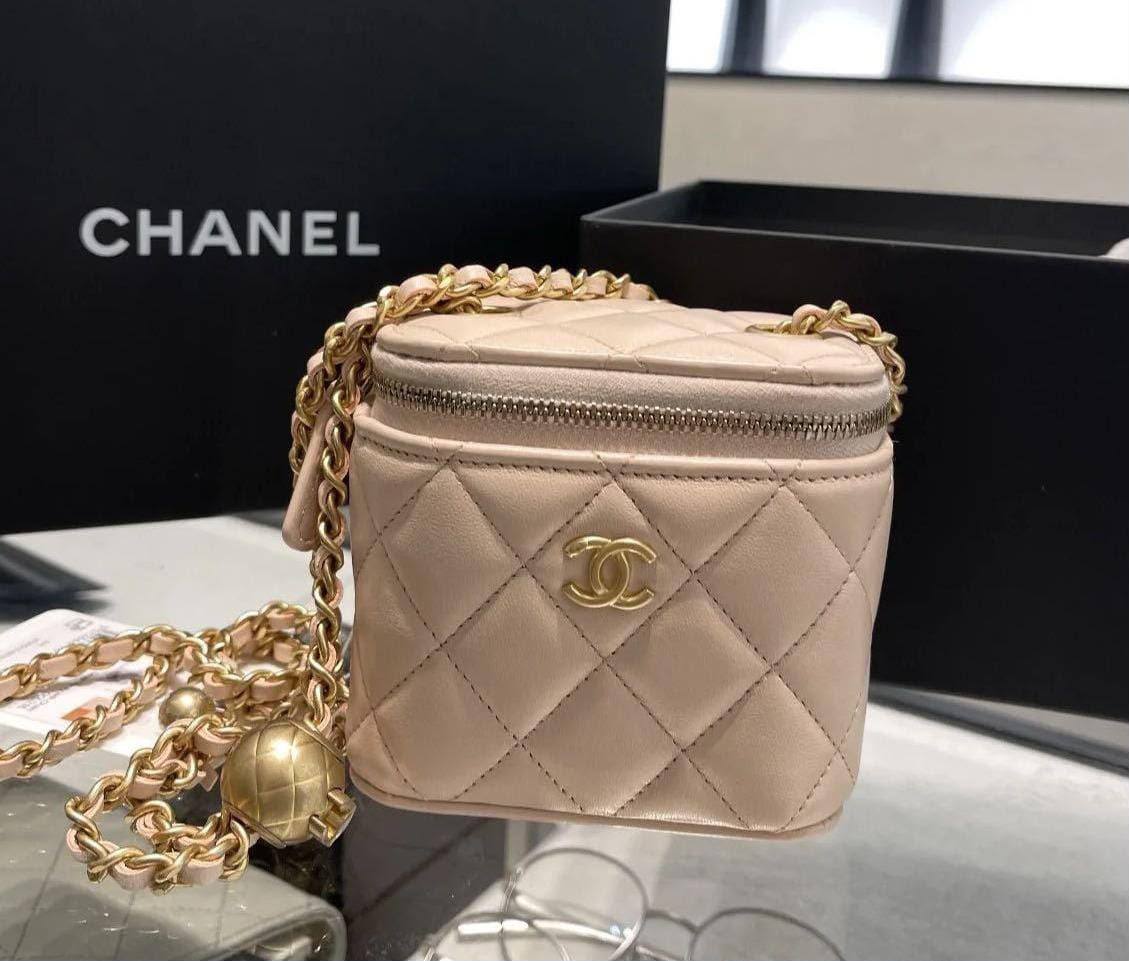 Chanel
90 dhs✅
With box
Zain219
♥️♥️♥️