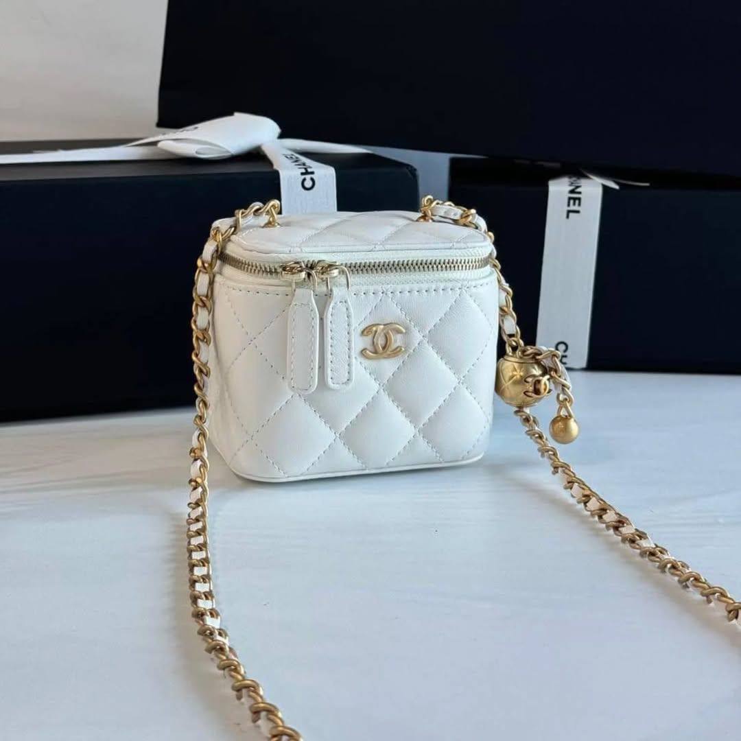 Chanel
Best quality with box’s
95 dhs✅
size 10 cm
Zain290
♥️♥️♥️