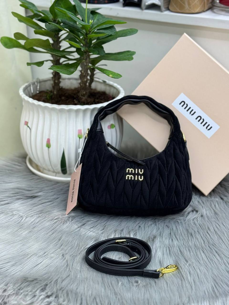 MIU MIU
SIZE ……… 22 CM 🥰
95 dhs🇦🇪
with BOX🌷
Zain51
♥️♥️♥️