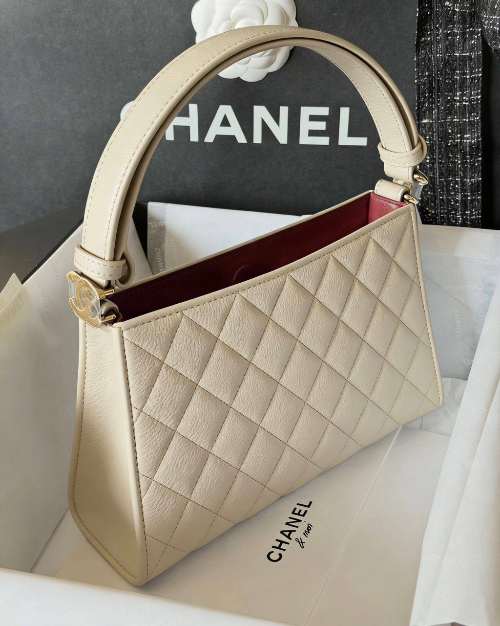 Chanel
95 dhs💓
SIZE:23×15×7cm
Good-quality
with box🎁🎁🎁
Zain35
♥️♥️♥️