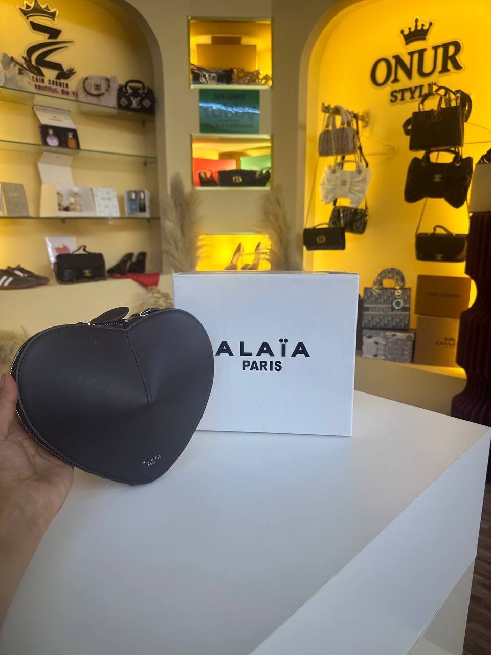 Alaia
100 dhs
With box
Zain26
اطلبوها من الوتس المثبت في الأعلى👆🏻👆🏻
تواصلو معنا 👈🏻 Zain
For order WhatsApp pinned 👆🏻
♥️♥️♥️