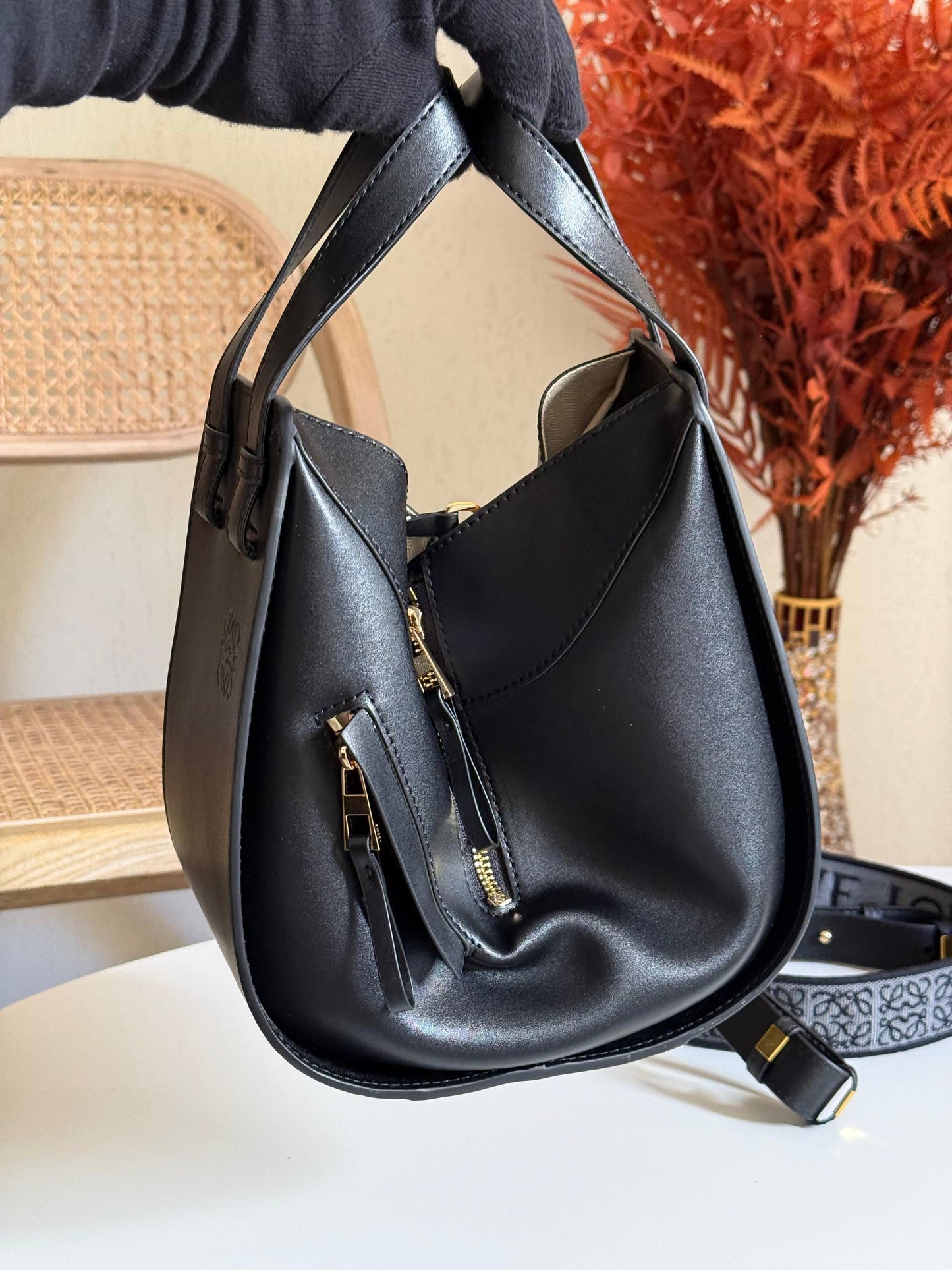 LOEWE
22cm
360 dhs❣️
Top quality
With box🎁
Zain167
♥️♥️♥️