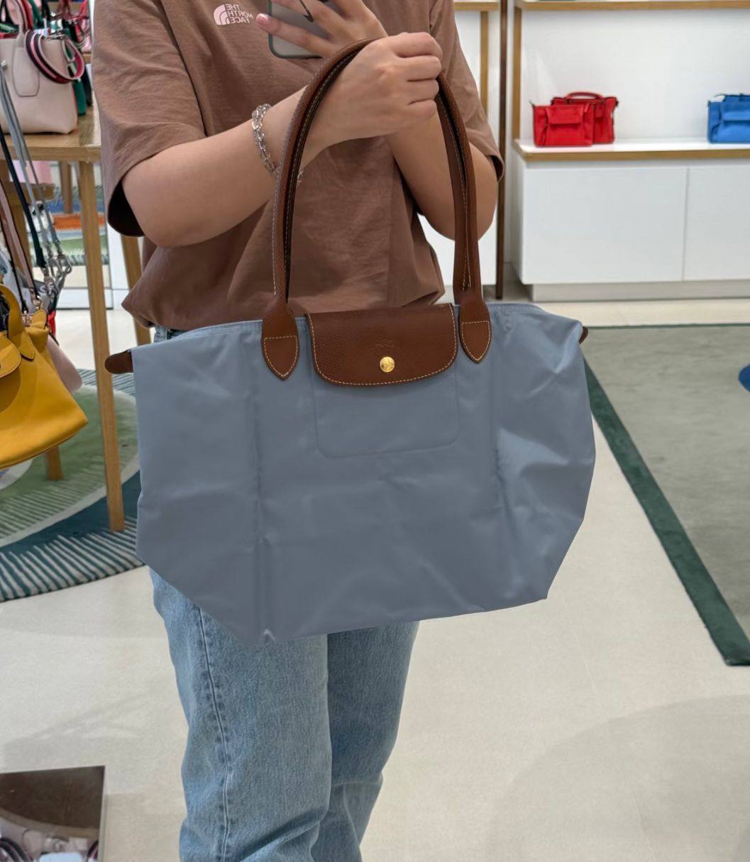 Longchamp
good quality, good
size. 46 * 30 cm
65 dhs❣️
Zain12
♥️♥️♥️