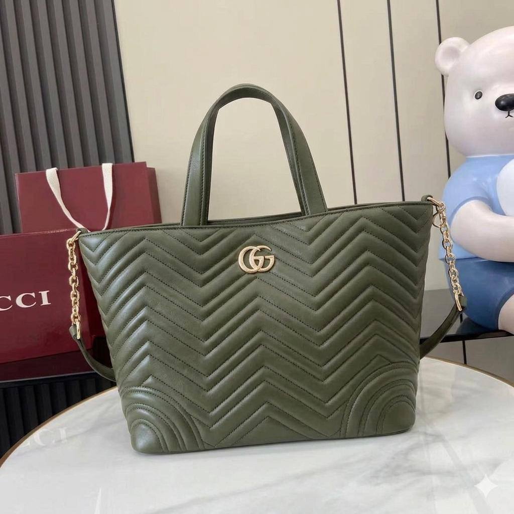 GUCCI GG Marmont
Chevron Quilted Leather
Totebag with Leather Chain belt
Gold Hardware
NO BOX
Size: 28 cm
100 dhs✅
Zain239
♥️♥️♥️