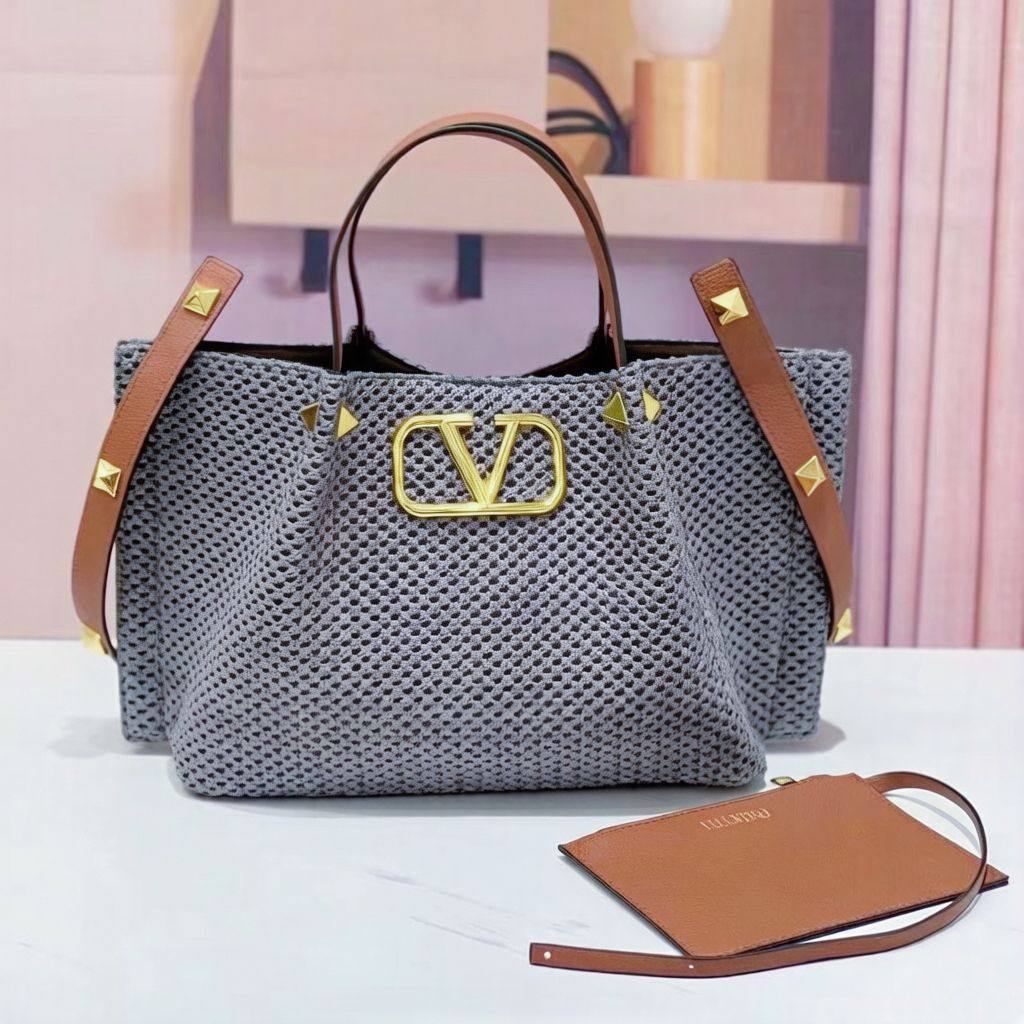 VALENTINO
NEW CAME BIG SIZE
GOOD QUALITY
110 dhs✅
Zain39
♥️♥️♥️