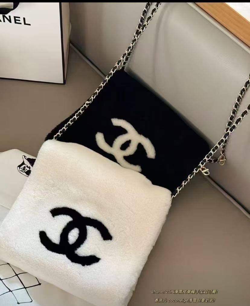 Chanel Muff shearling lambskin
Master quality
25*23cm
with box
🎁🎁🎁
230 dhs🪙🌨️
Zain95
♥️♥️♥️