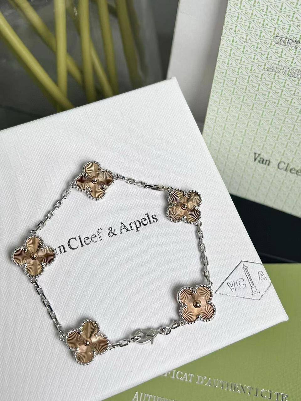 VCA SET❤️🔥*
Necklace ❣️
Earring 🦋
Bracelet 🌸
Master quality 💯
With normal boxes 📦
170 dhs🪙🌨️
With master box 🗃️
220 dhs🪙🌨️
Zain216
♥️♥️♥️