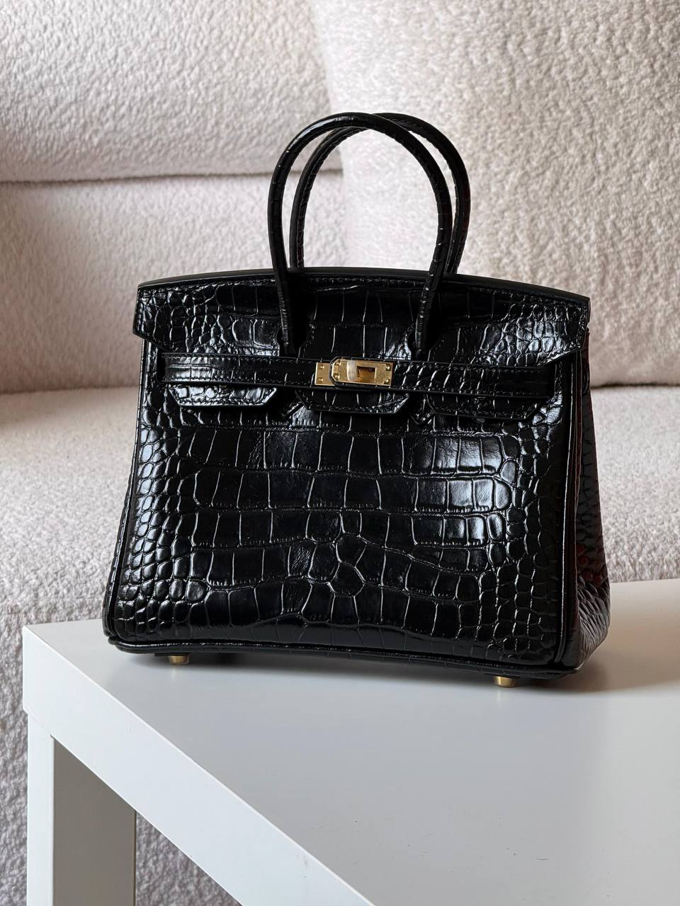 Hermes birkin croc 25cm💕master quality😍
with box❤️
🎁🎁🎁
380 dhs🪙🌨️
Zain51
♥️♥️♥️