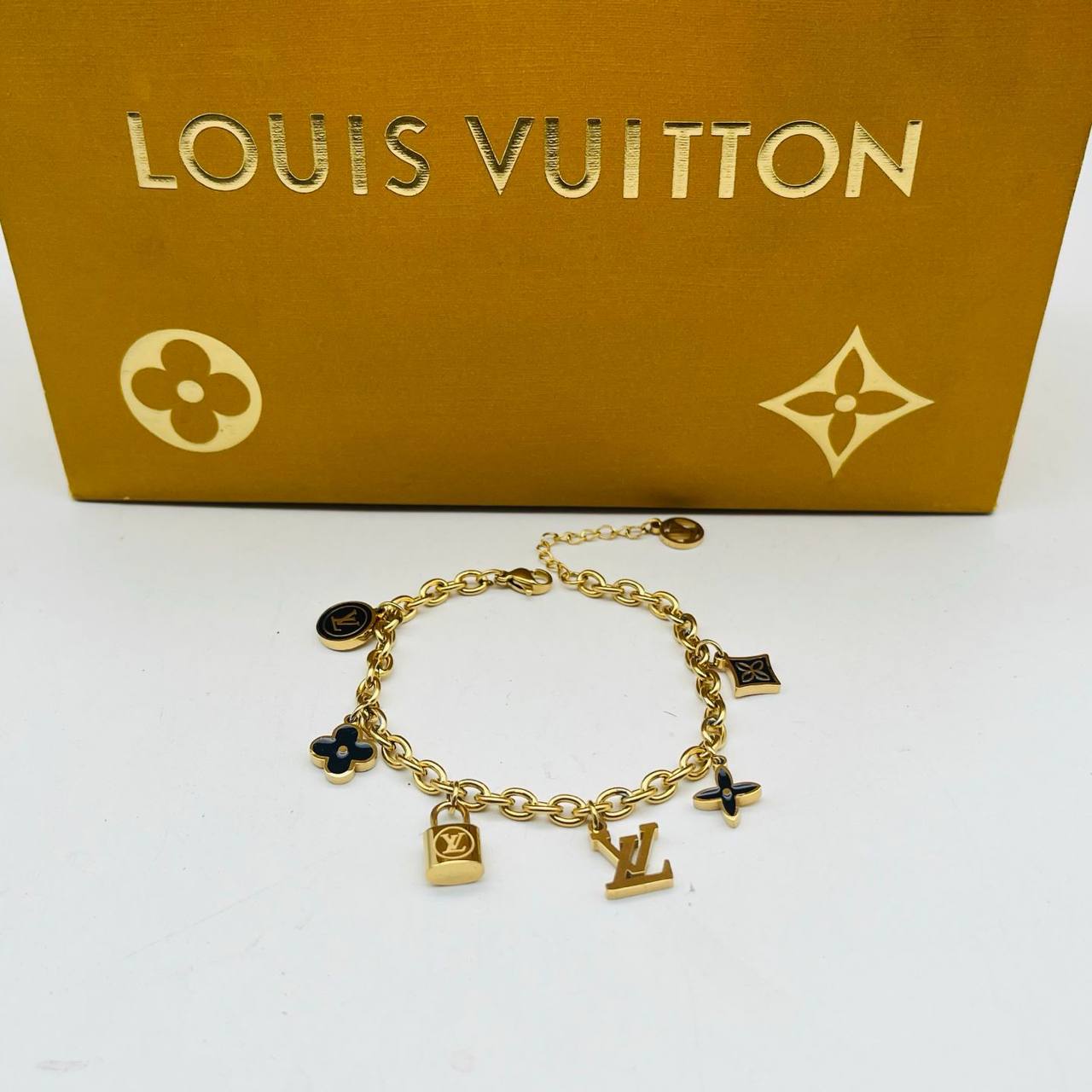New arrival LV bracelet
40 dhs🪙🌨️
50 dhs🪙🌨️
with LV box and paperbag
🎁🎁🎁
Zain243
♥️♥️♥️
