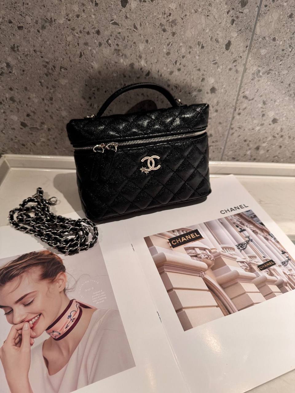 Chanel
Best quality
with box’s
🎁🎁🎁
95 dhs✅
size 20 cm
Zain290
♥️♥️♥️