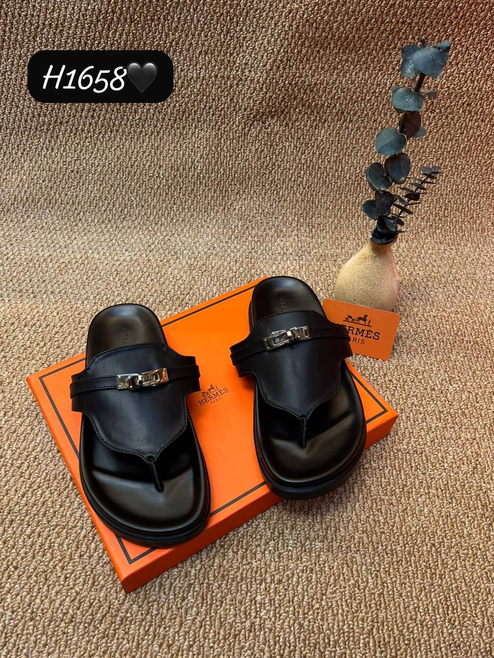 Hermes
Empore sandals
Size 36 to 41
95 dhs💓
Zain236
♥️♥️♥️