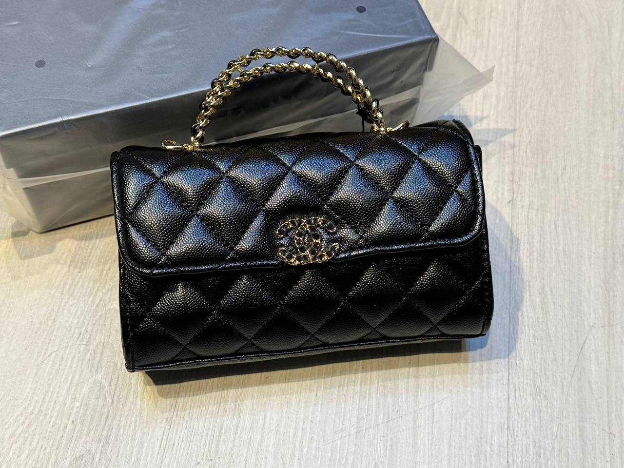 CHANEL
19cm
95 dhs🪙
with Box
🎁🎁🎁
Zain44
♥️♥️♥️