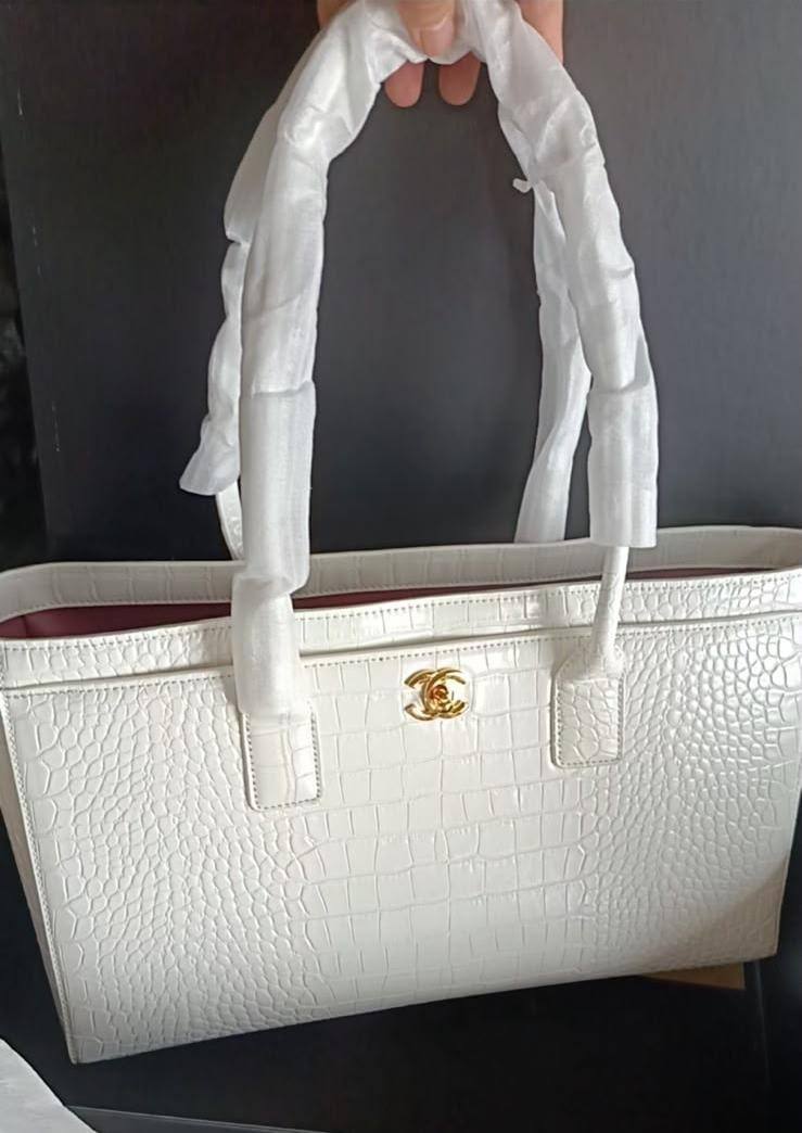 Chanel 26S Shopping Bag Crocodile embossed calfskin
with gold hardware
Master quality
39cm with box
330 dhs🇦🇪🇦🇪
Zain95
♥️♥️♥️