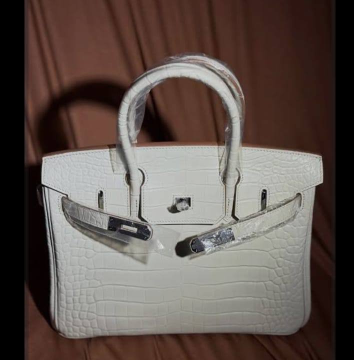 Hermes
With box
🎁🎁🎁
110 dhs✅
Size 21cm
Zain136
♥️♥️♥️