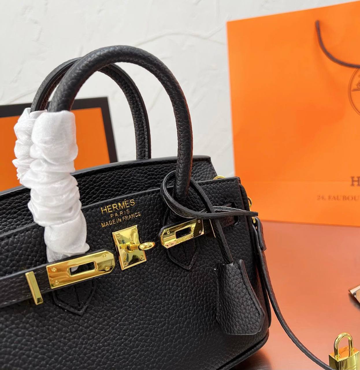 HERMES BIRKIN SMALL SIZE GOOD QUALITY WITH BOX
110 dhs🇦🇪🇦🇪
Zain295
♥️♥️♥️