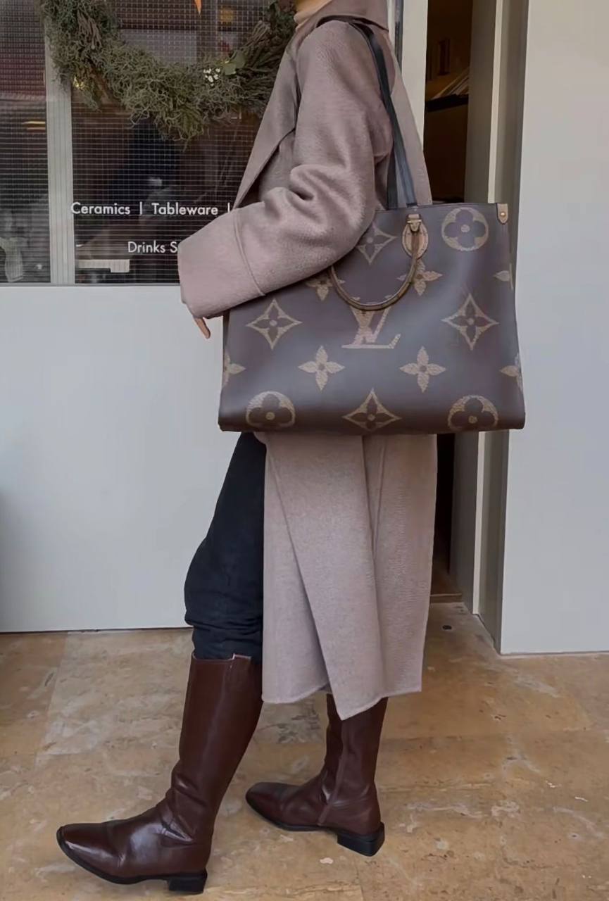 LV
ONTHEGO NEW CAME GOOD QUALITY
110 dhs✅
Size:41cm
Zain295
♥️♥️♥️