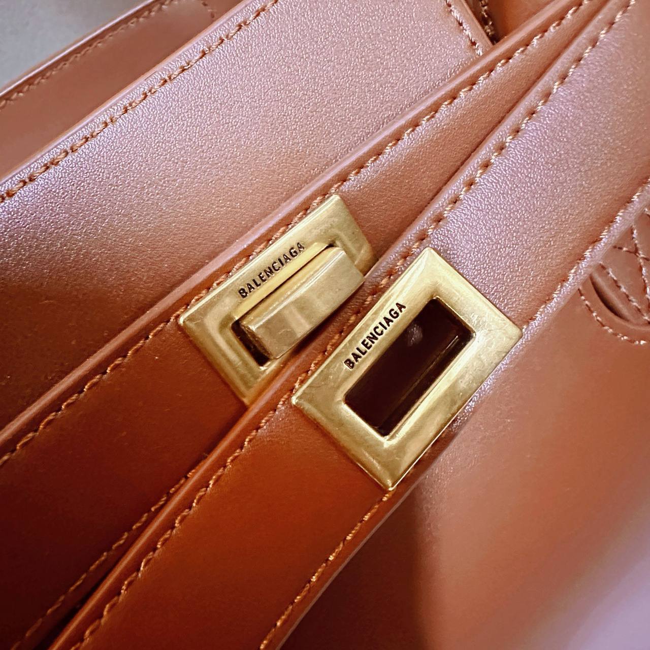 BALENCIAGA
COPY ONE
BIG SIZE
250 dhs✅
Zain295
♥️♥️♥️