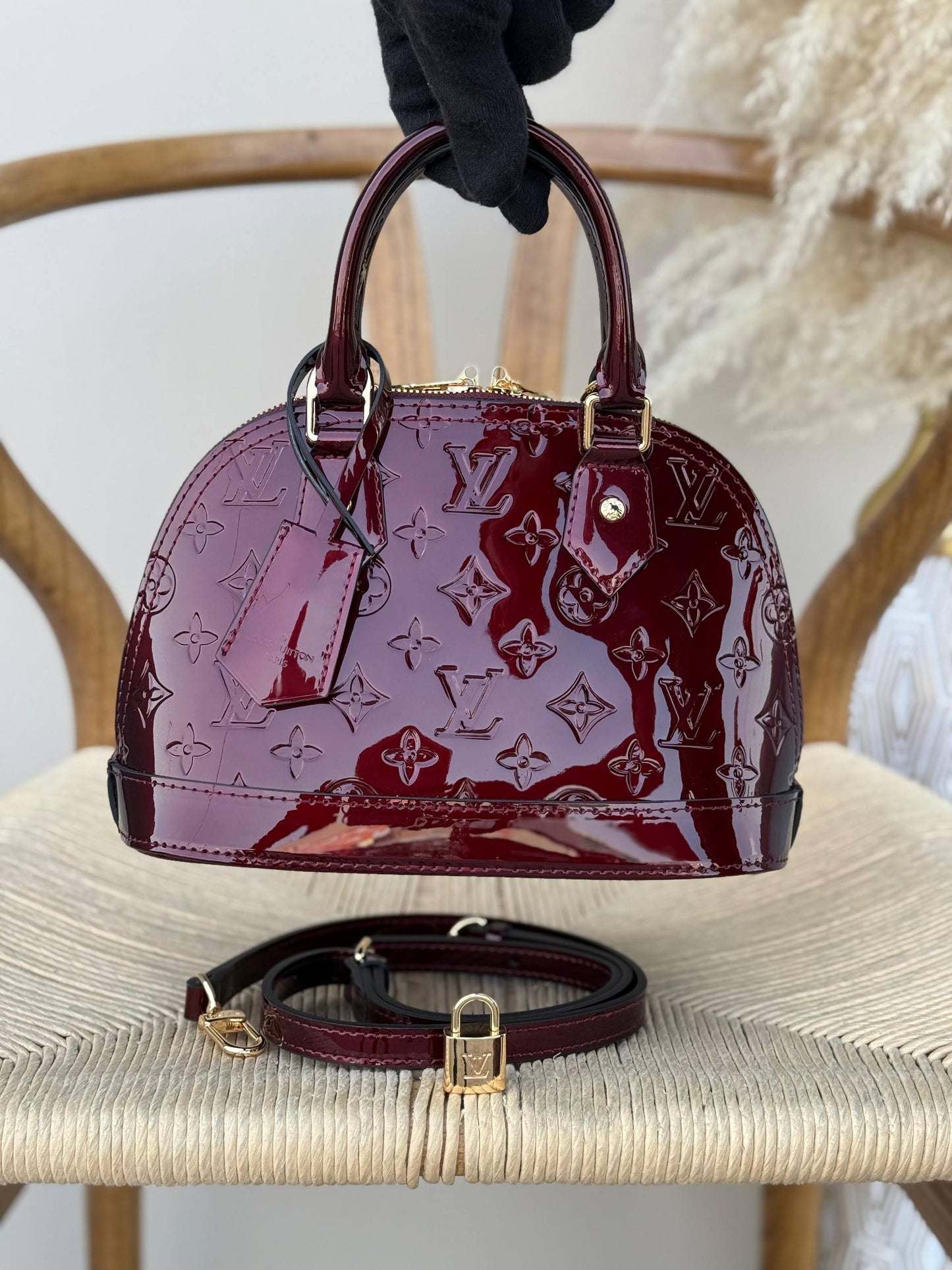 Available again✨✨✨
LV
18cm
330 dhs👑
25cm
350 dhs👑
Top quality
With box🎁
Zain167
♥️♥️♥️
