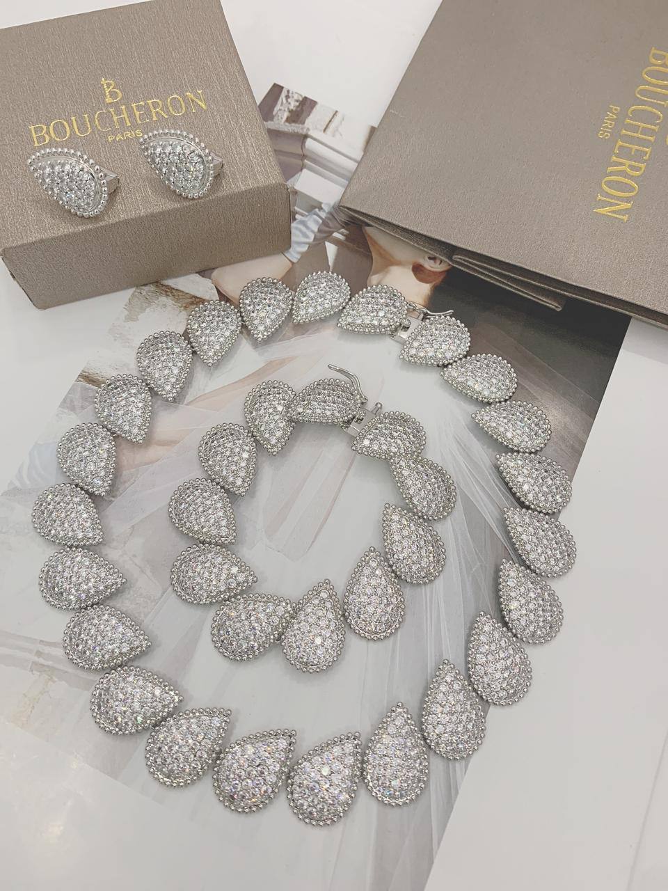 SET BOUCHRON
NECKLACE
BRACELET
EARRINGS
300 dhs🪙💕
With BIG Box And Paper Bag
🎁🎁🎁
Zain89
♥️♥️♥️