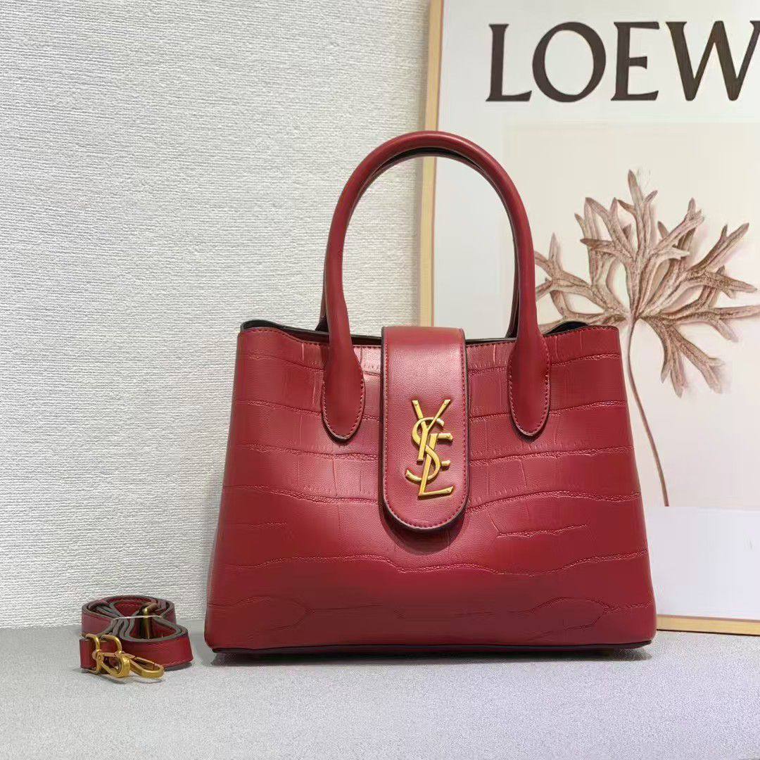 LV
18cm
330 dhs✅
Top quality
With box🎁
Zain167
♥️♥️♥️
