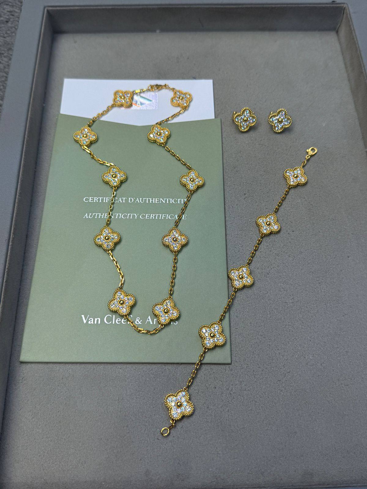 VCA
Necklace 135 dhs❣️
Earing 85 dhs❣️
Bracelet 95 dhs❣️
Ring 65 dhs❣️
Normal box🎁
Zain200
♥️♥️♥️