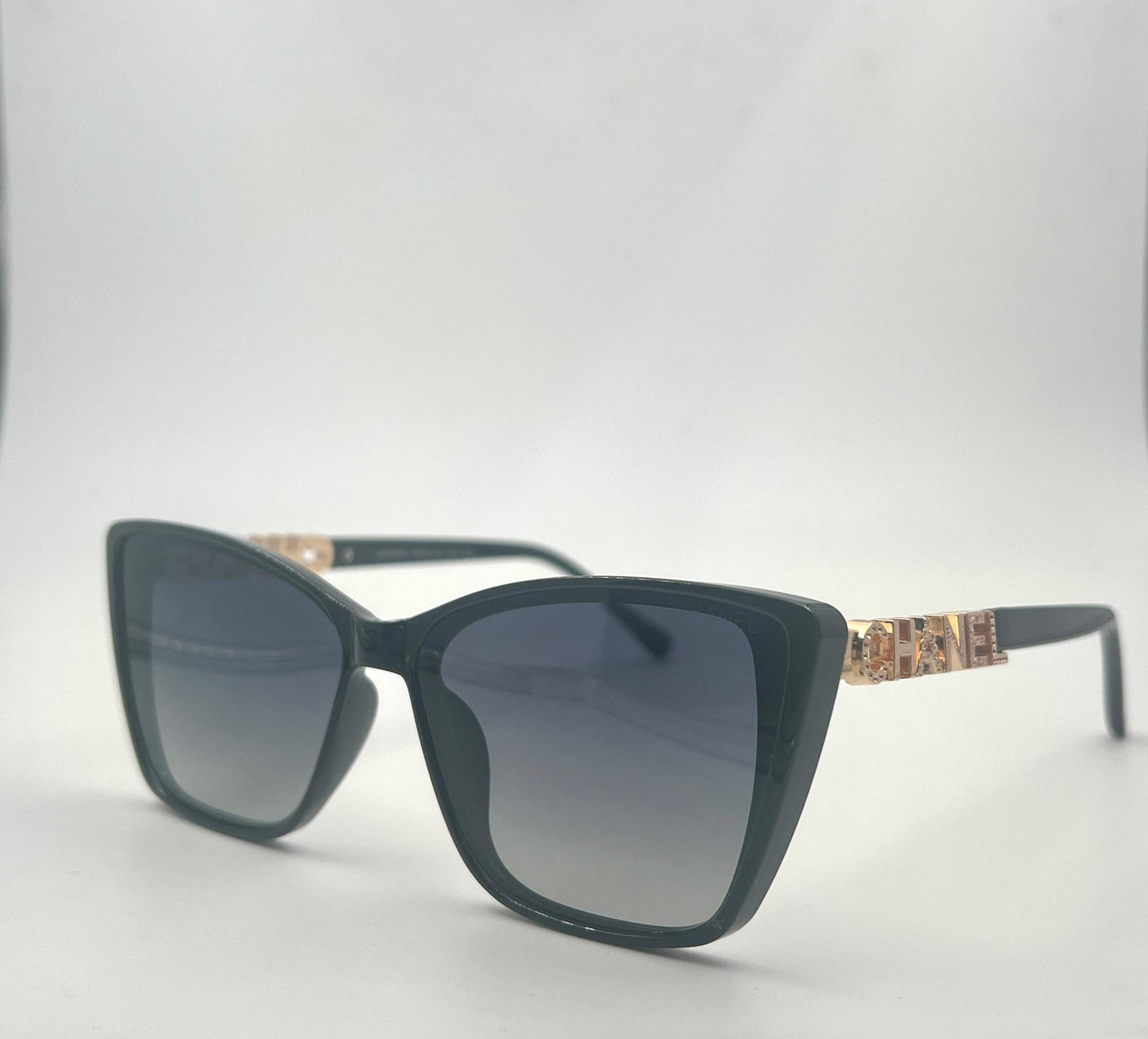 Chanel
Sunglasses 🕶️
good quality 💯
With master box 🗃️
50 dhs🌺
Zain273
♥️♥️♥️