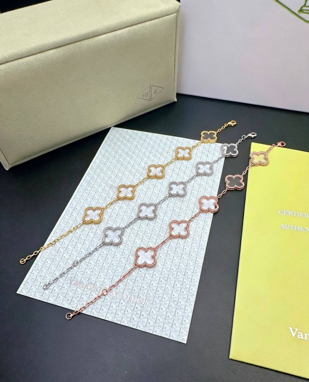 Plain VCA
BRACELET✨💫
60 DHS💓
WITH SMALL BOX AND PAPER BAG🎁🛍️
Zain89
♥️♥️♥️