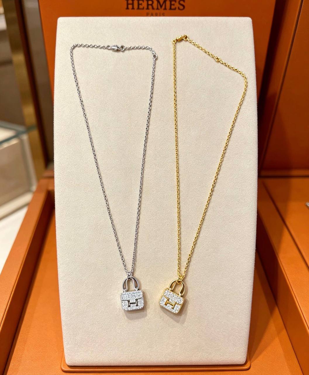 Hermes ❤️🔥*
Necklace 🐦🔥
Earring🦋
Master quality 💯
With normal boxes 📦
95 dhs💓
With master box 🗃️
120 dhs💓
Zain216
♥️♥️♥️